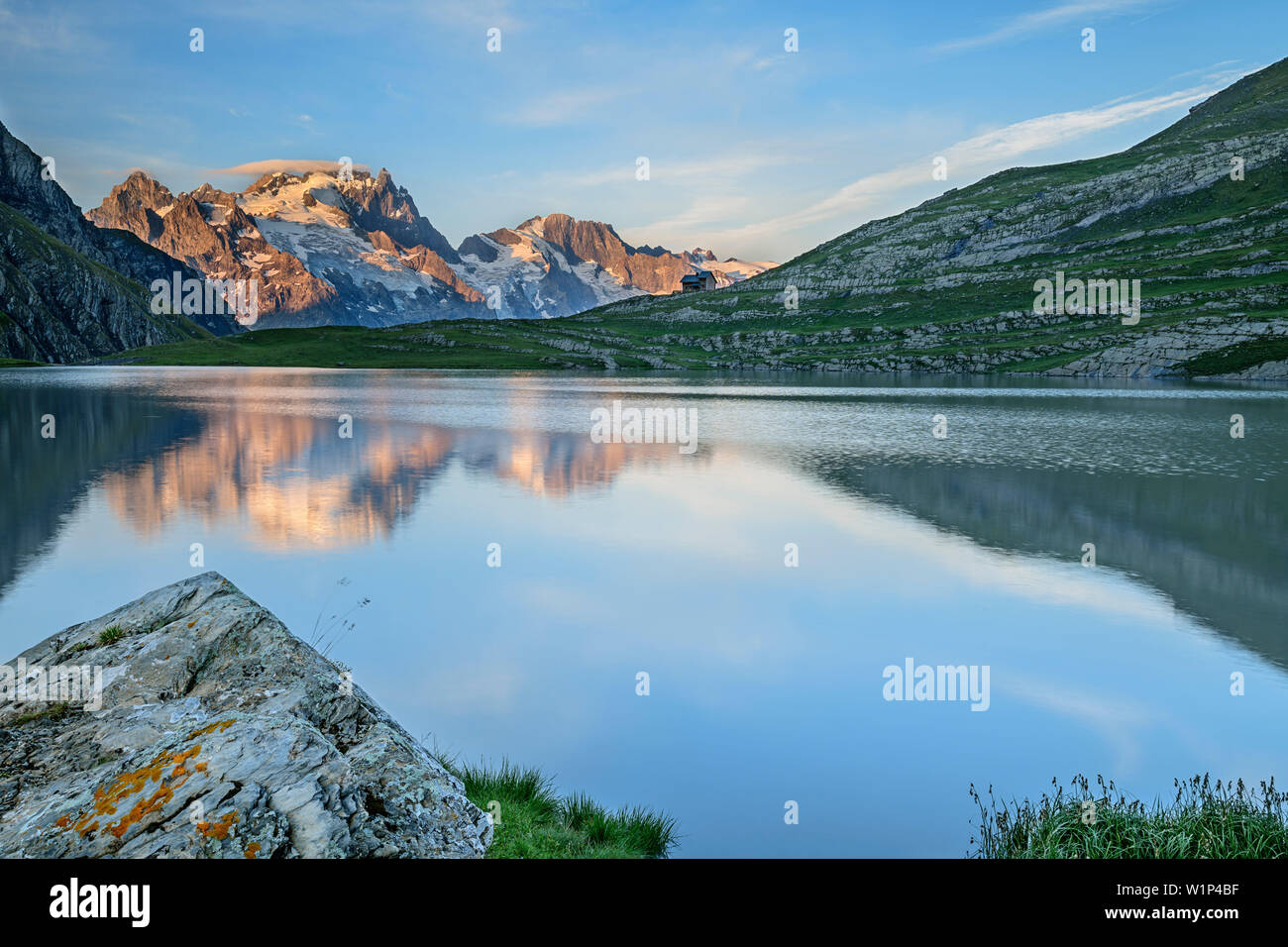 Lac du Goléon avec Meije Ecrins en région au alpenglow, Lac du Goléon, Parc National des Écrins, Dauphine, Dauphiné, Hautes Alpes, France Banque D'Images