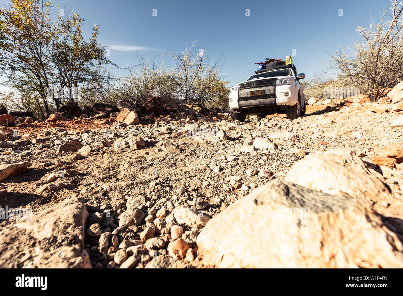 Véhicule tout-terrain en ordre décroissant lentement une pente rocheuse, Kunene, Namibie, Afrique du Sud Banque D'Images