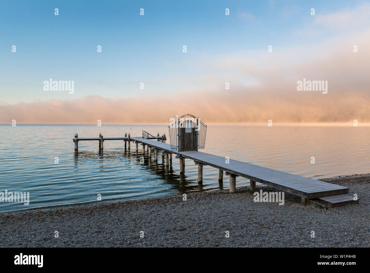 Brouillard de mer le matin au lac Ammersee, Regensburg, Bavière, Allemagne Banque D'Images
