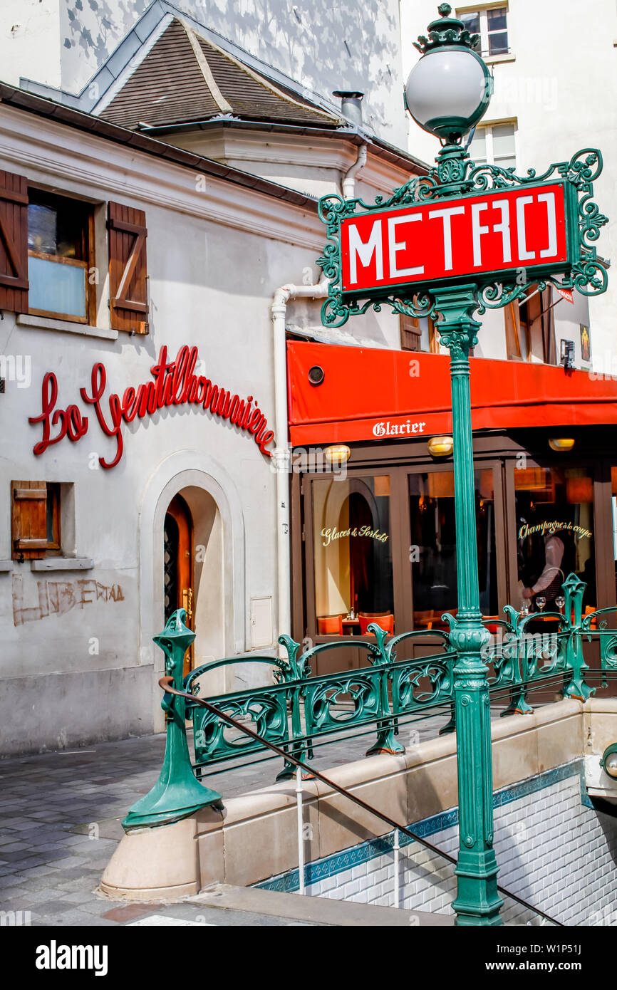 Restaurant la gentilhommière et un signe de métro, place Saint-André des Arts, Paris, France, Europe Banque D'Images