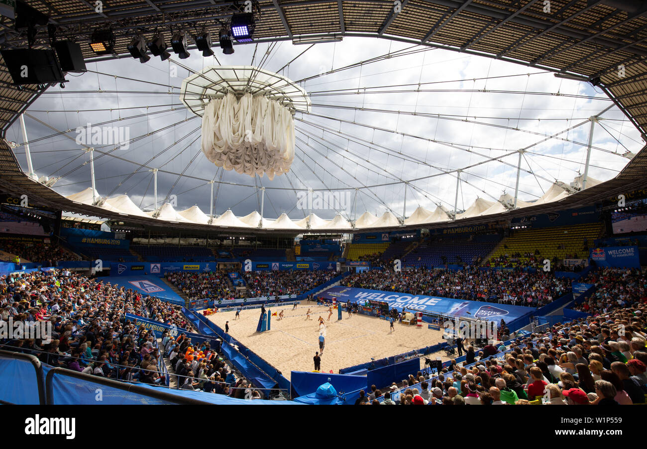 Hambourg, Allemagne. 06Th Juillet, 2019. Beach-volley, Championnat du monde, à Rothenbaum Stade : Ronde de 32, les femmes. Borger/Sude (Allemagne) - Behrens/Tillmann (Allemagne). Sommaire dans le jeu Karla Borger et Julia Sude (avant) contre Kim Behrens et Cinja Tillmann (retour) sur le Court central. Crédit : Christian Charisius/dpa/Alamy Live News Banque D'Images