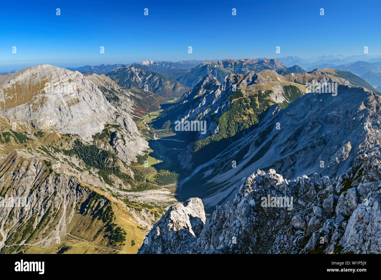 Vue vers le bas de la vallée des Falzthurntal, gamme de Karwendel et de Rofan, Lamsenspitze, Parc Naturel Karwendel, gamme de Karwendel, Tyrol, Autriche Banque D'Images