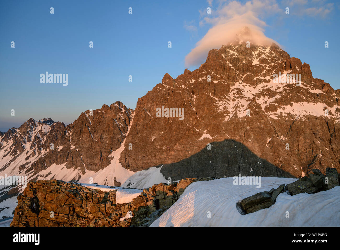 Sommet du Mont Viso couverts dans un nuage, au Viso Mozzo, Giro di Monviso, Monte Viso, Mont Viso, Alpes Cottiennes, Piémont, Italie Banque D'Images