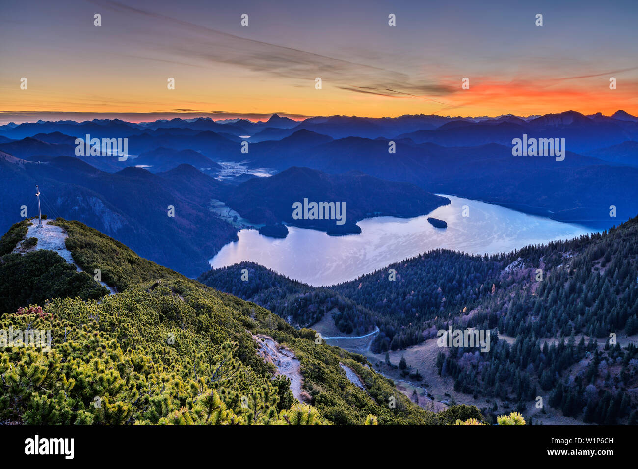 L'humeur du matin, au-dessus du lac Walchensee avec croix au sommet de l'Italia, plage de Rofan et de Karwendel en arrière-plan, de l'Italia, Alpes bavaroises, Uppe Banque D'Images