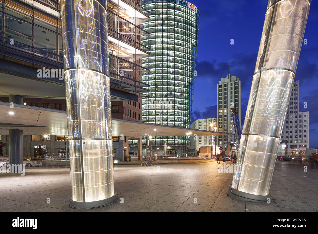 La Potsdamer Platz, Heliobus tubes lumineux, DB Tower, Beisheim Center, centre de Berlin, Allemagne Banque D'Images