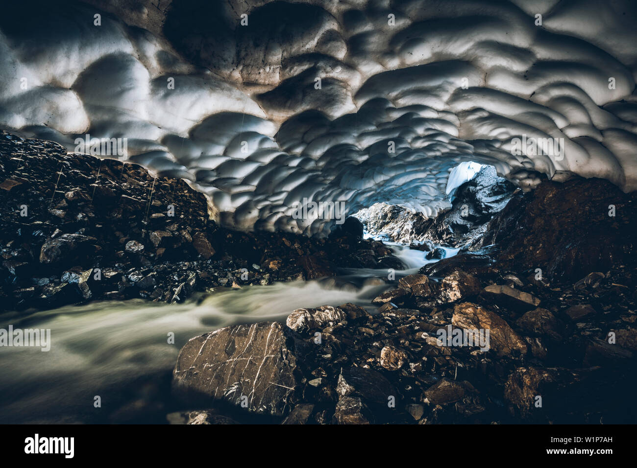 Grâce à la rivière de montagne neige ancienne grotte , E5, 1er étage, Alpenüberquerung Sperrbachtobel Kemptnerhütte à Oberstdorf, Allgäu, Bavière, Allemagne, Alpes Banque D'Images