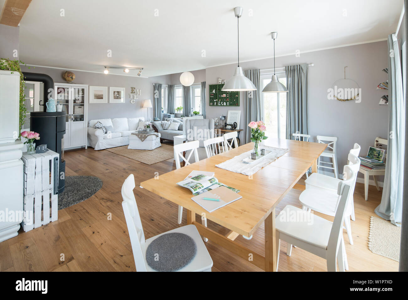 Nordique moderne salle de séjour dans la maison de famille avec un mobilier blanc et gris et un sol en parquet, Korbach, Hesse, Germany, Europe Banque D'Images