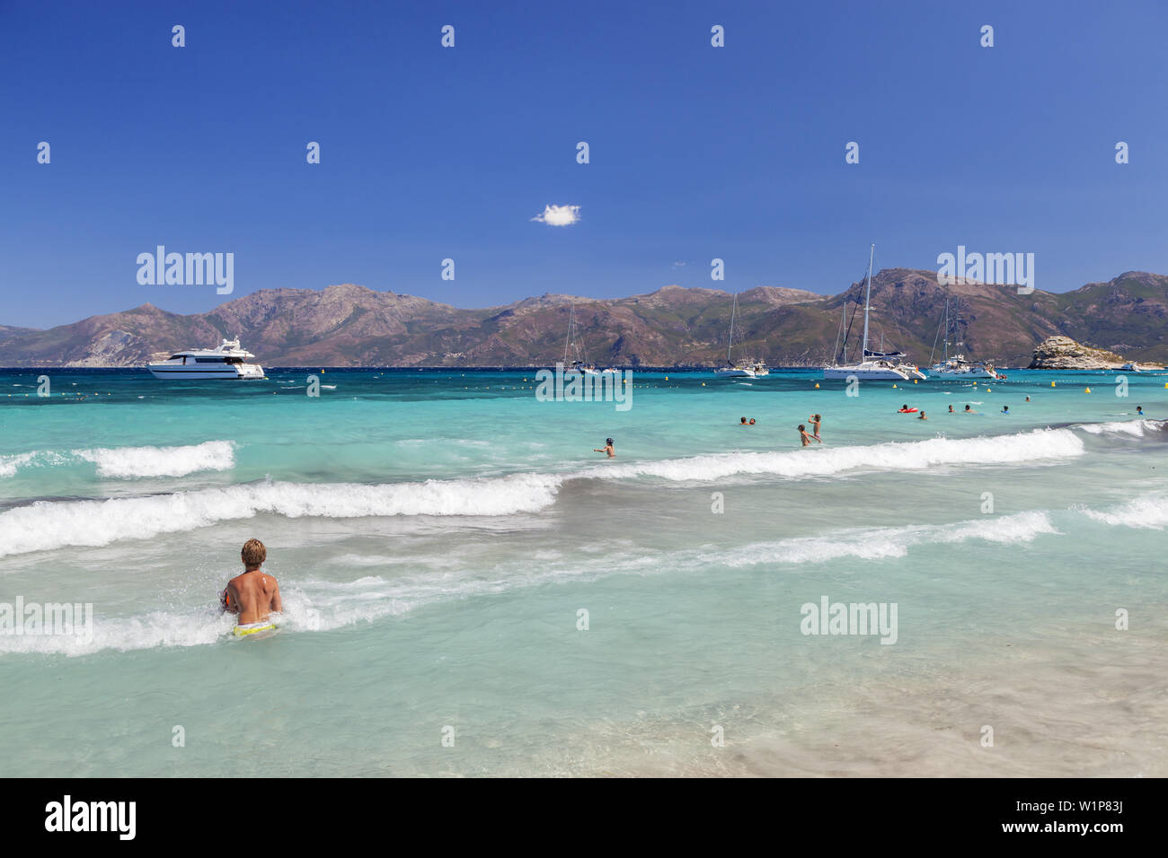 Jeune femme sur la plage Plage de Loto dans le désert des Agriates, près de Saint-Florent, en Corse, le sud de la France, France, Europe du Sud Banque D'Images