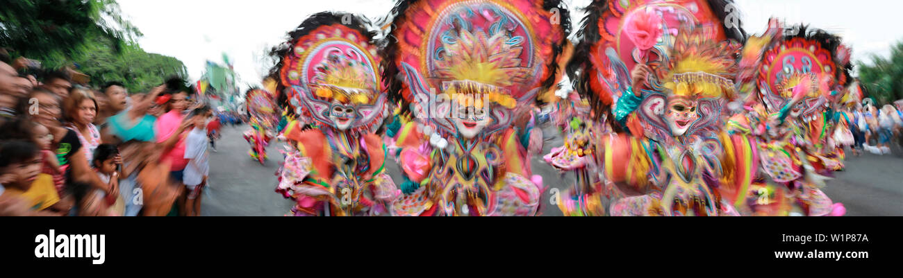 Danseurs dans Motion, Masskara Festival, Bacolod, Philippines, l'île de Negros, Philippines, Asie Banque D'Images