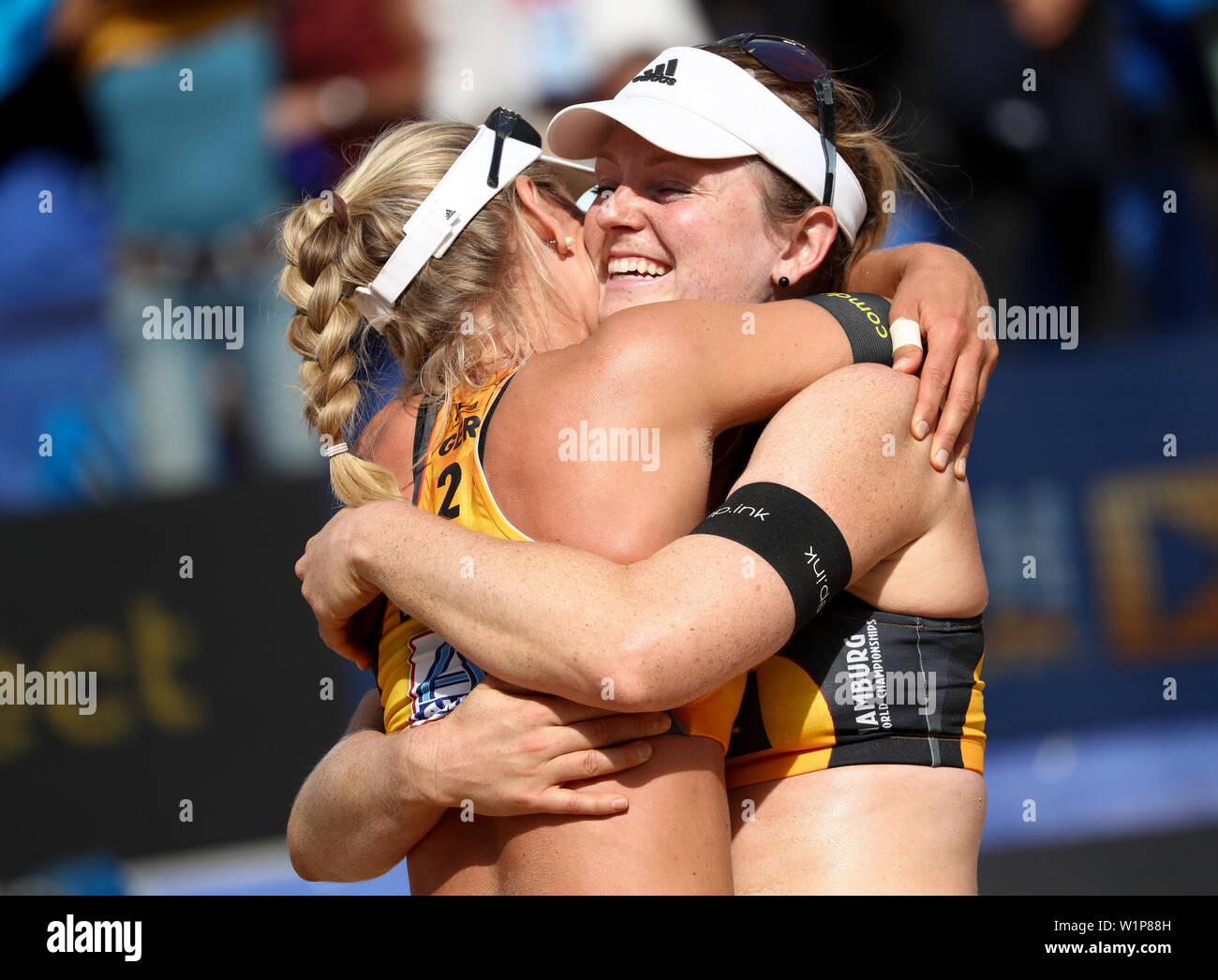 03 juillet 2019, Hambourg : beach-volley, Championnat du monde, à Rothenbaum Stade : Ronde de 32, les femmes. Borger/Sude (Allemagne) - Behrens/Tillmann (Allemagne). Karla Borger et Julia Sude (r) sont heureux de leur victoire sur le Court central. Photo : Christian Charisius/dpa Banque D'Images