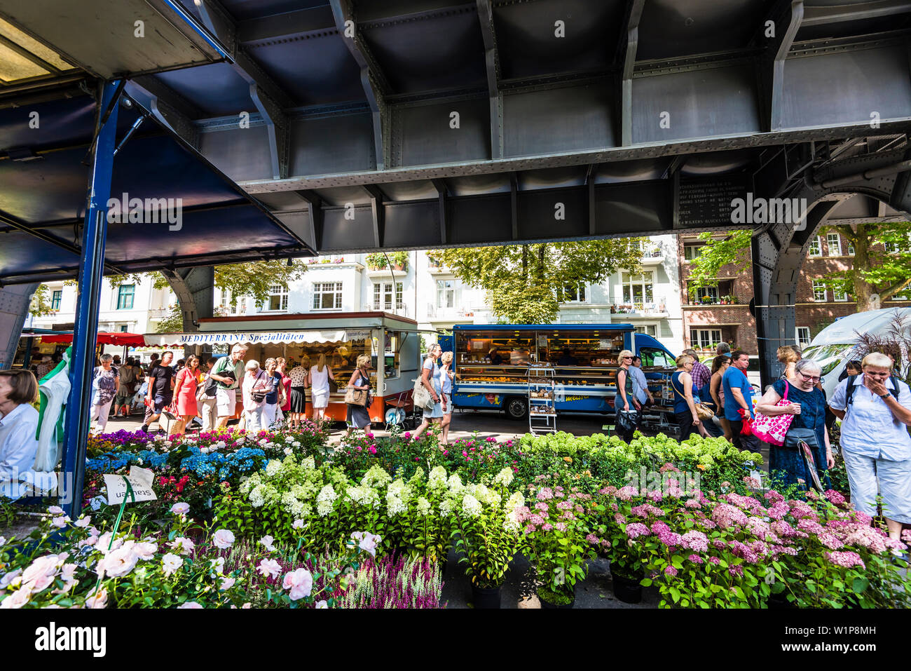 Le plus long marché hebdomadaire de Hambourg en Isestrasse sous le pont du métro, Hambourg, Allemagne Banque D'Images