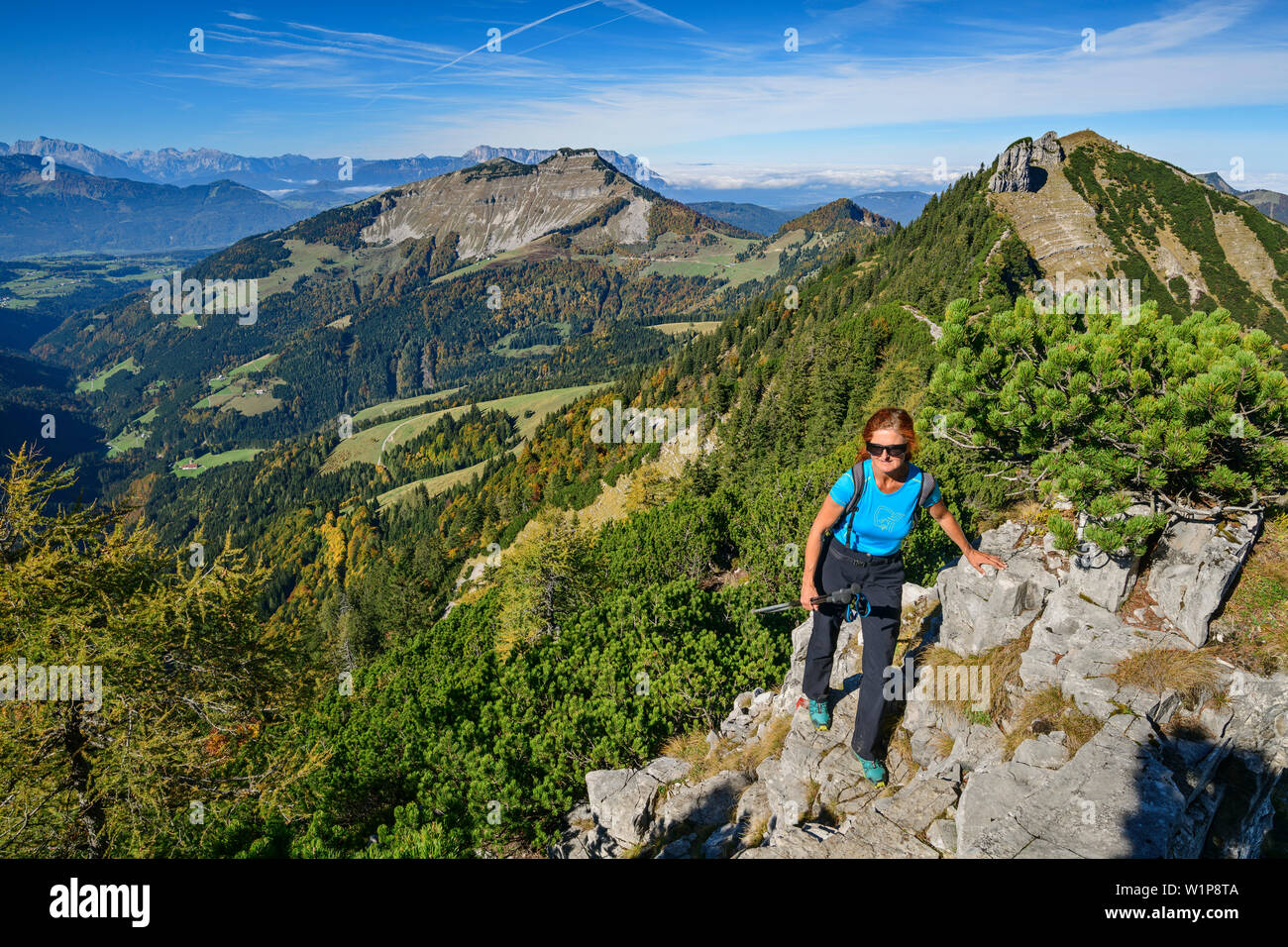 Randonnée femme Gruberhorn Schmittenstein vers l'ordre croissant, et Regenspitz Gruberhorn en arrière-plan, de, Salzkammergut, Salzbourg, Autriche Banque D'Images