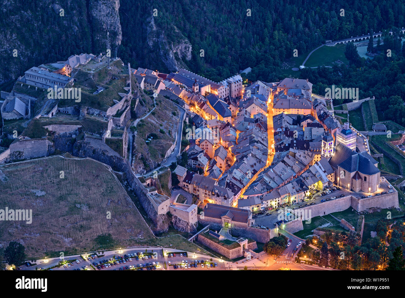 Fortifiée par Vauban, la nuit, avec la vieille ville de Briancon Briancon, le Dauphiné, le Dauphiné, Hautes Alpes, France Banque D'Images