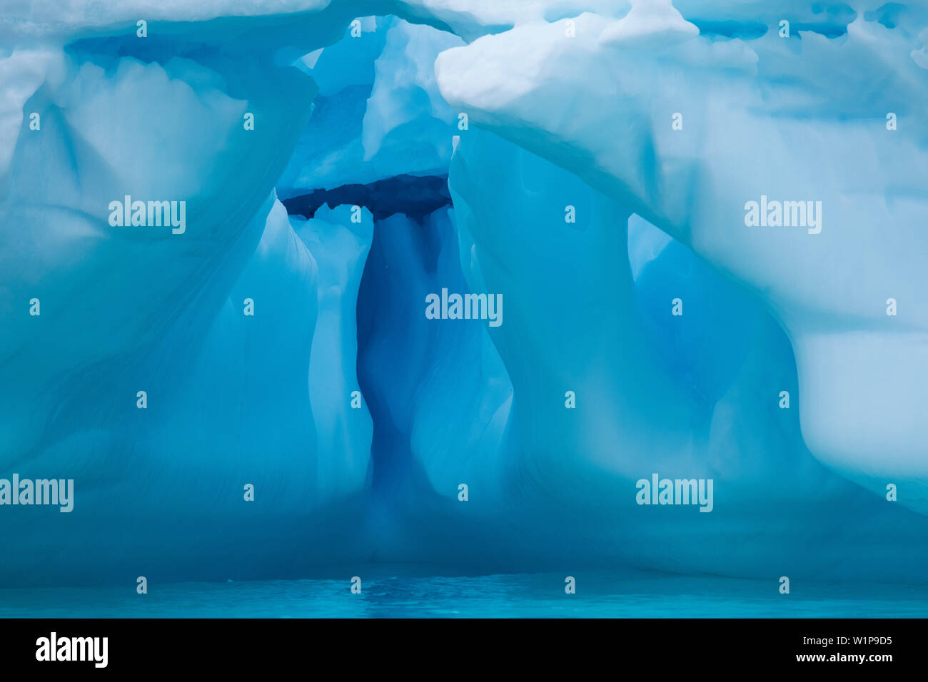 Nuances de bleu de la lumière de profondes extrêmement sombre et sont vus dans ce détail d'un iceberg sculptural, Paradise Bay (Paradise Harbour), Côte Danco, gra Banque D'Images