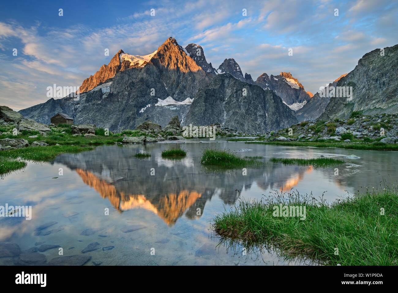 Dans Mont Pelvoux alpenglow reflétant dans le lac, monter au refuge Refuge des Ecrins, Glacier Blanc, le Parc National des Écrins, Dauphine, Dauphiné, Hautes Alpes, Fran Banque D'Images