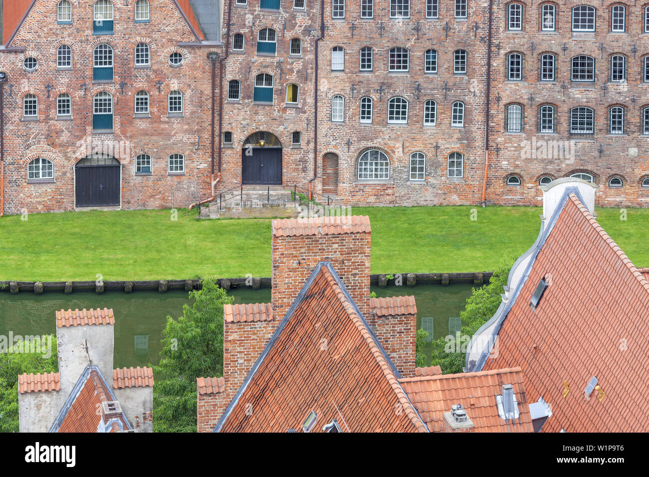 Bâtiment de stockage de sel par la rivière Trave en vieille ville, ville hanséatique de Lübeck, Schleswig-Holstein, Allemagne du Nord, l'Allemagne, de l'Europe Banque D'Images