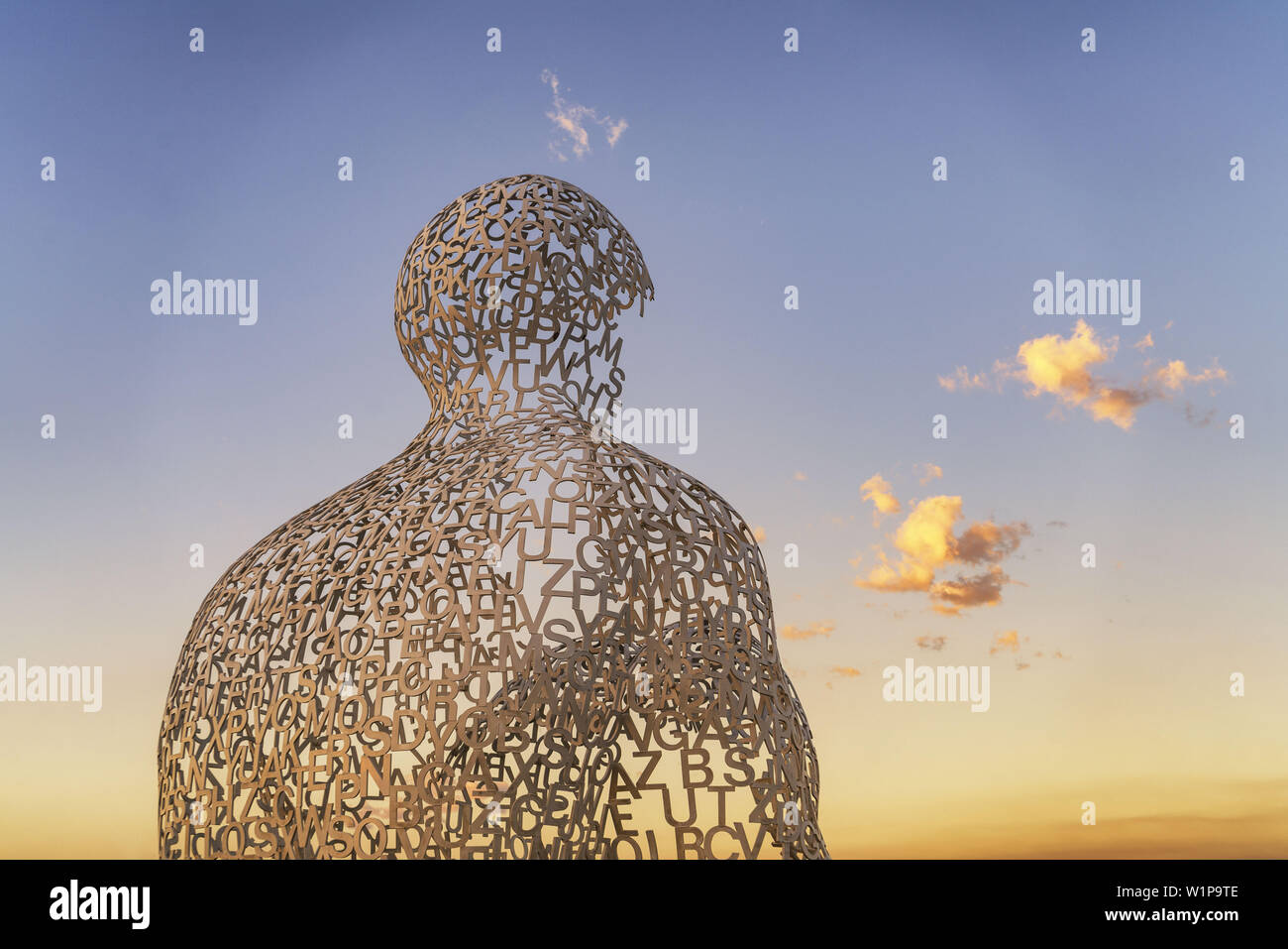 La grande sculpture de métal nomade d'Antibes par l'artiste catalan Jaume Plensa, Antibes, Côte d'Azur, French Riviera, France (rédaction uniquement) Banque D'Images