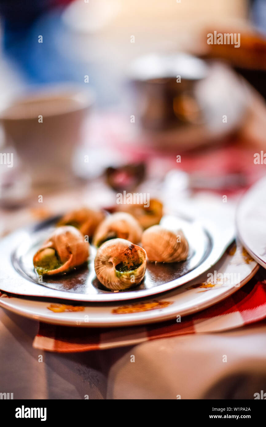 Escargots (escargots) servi sur la table dans le restaurant de la Mère Catherine, Place du Tertre, Montmartre, Paris, France, Europe Banque D'Images