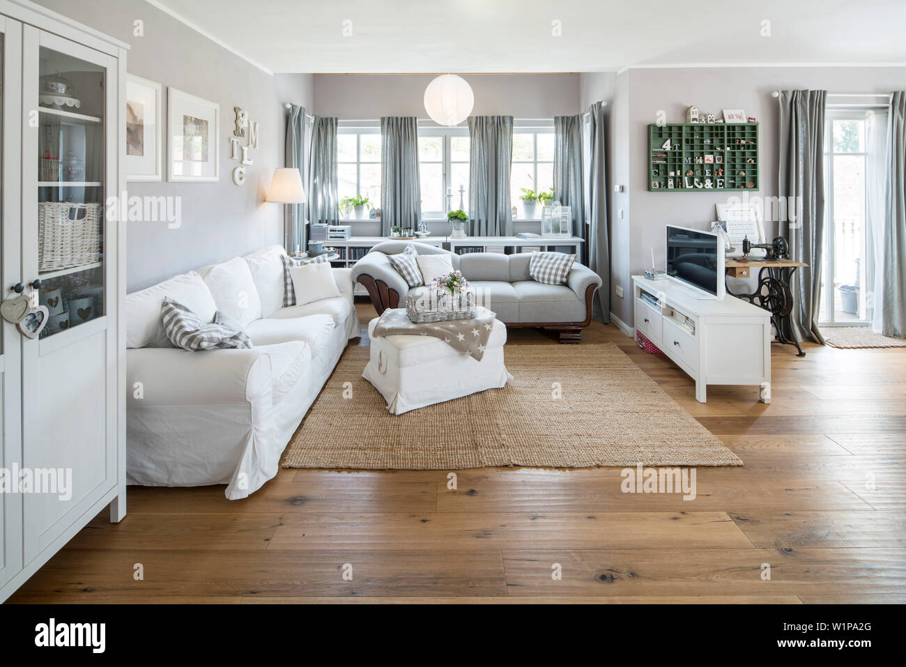 Nordique moderne salle de séjour dans la maison de famille avec un mobilier blanc et gris et un sol en parquet, Korbach, Hesse, Germany, Europe Banque D'Images