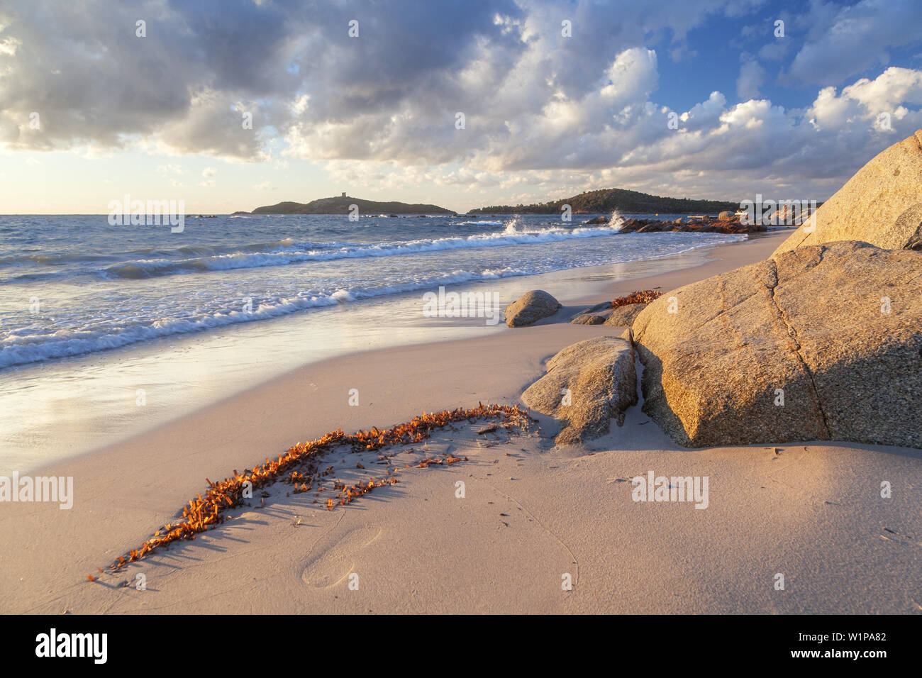 Rochers sur la plage de Pinarellu, à l'Est de la Corse, Corse, France du Sud, France, Europe du Sud, Europe Banque D'Images