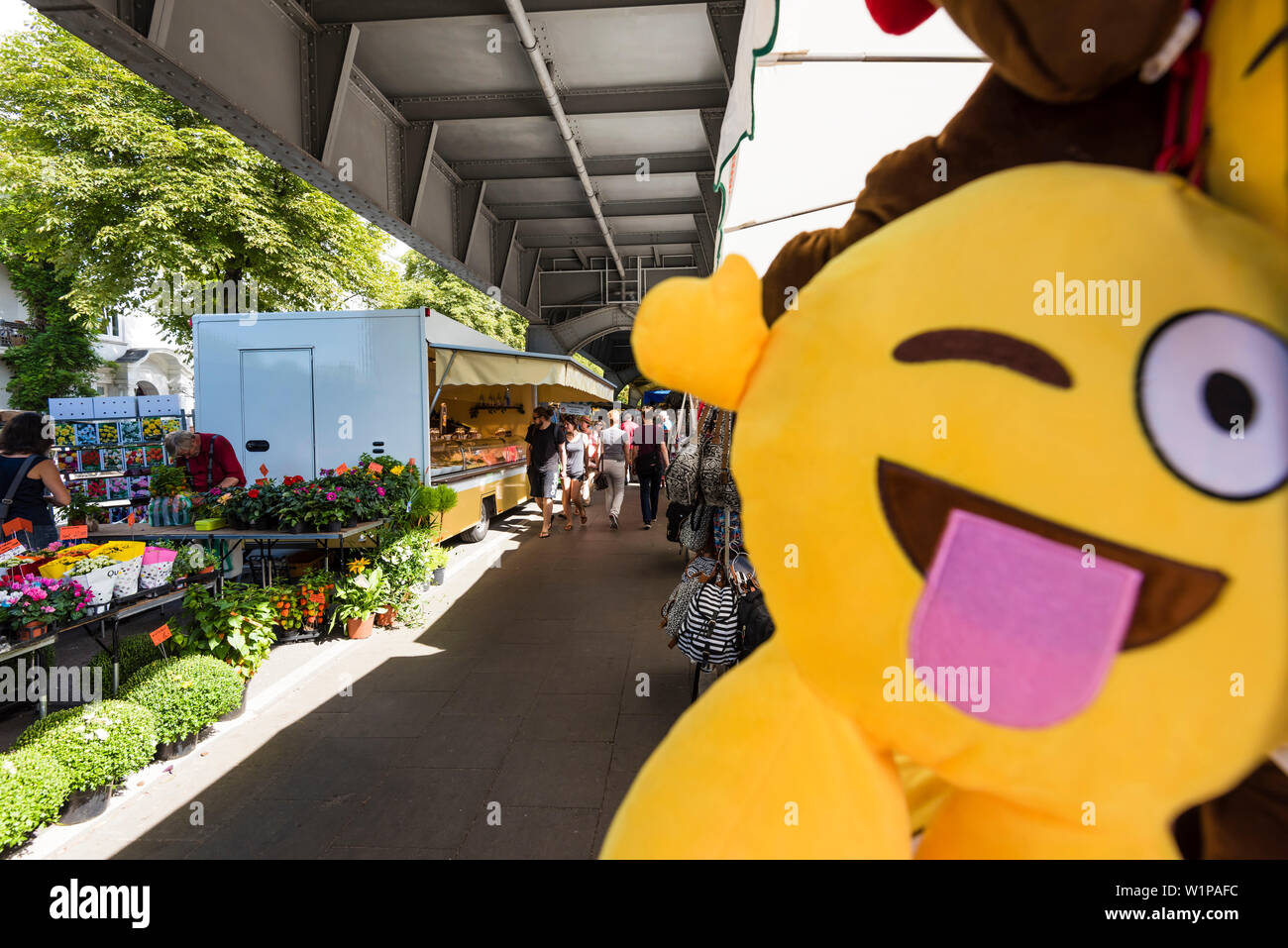 Le plus long marché hebdomadaire de Hambourg en Isestrasse sous le pont du métro, Hambourg, Allemagne Banque D'Images
