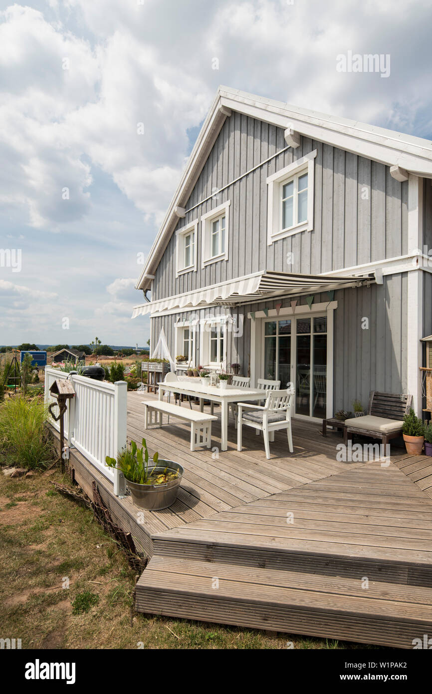 Deux étages gris maison familiale avec terrasse dans un style nordique avec façade en bois, Korbach, Hesse, Germany, Europe Banque D'Images