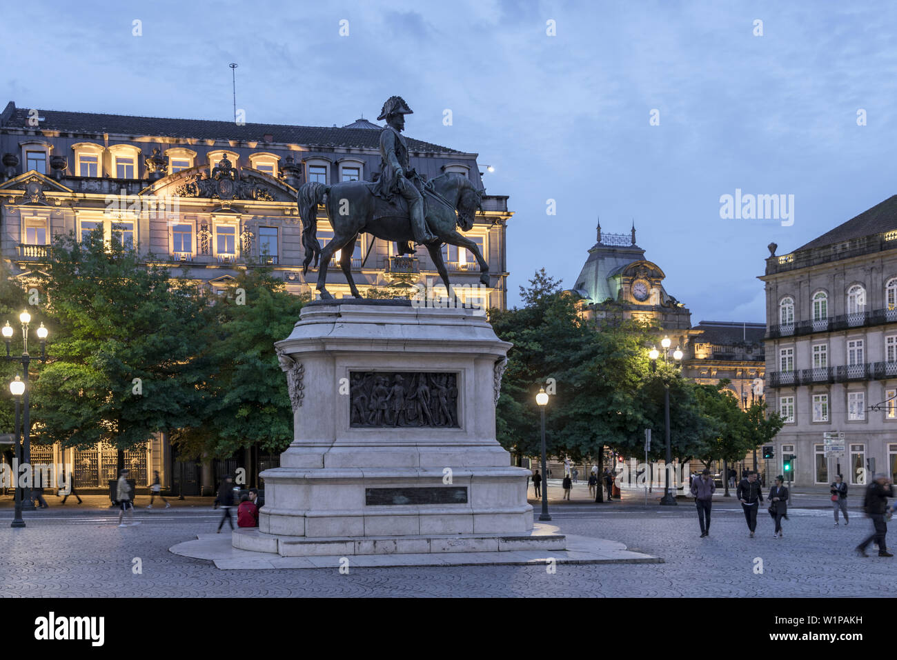 Statue équestre du roi Pierre IV Le Libérateur sur la place de la liberté à Porto, Portugal Banque D'Images