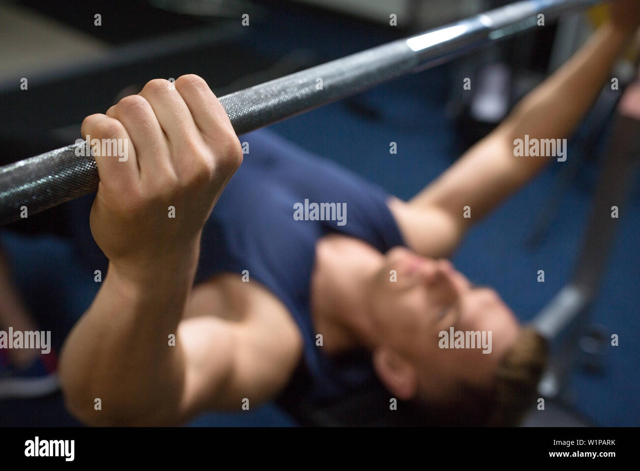 Close up of man de l'exercice dans la salle de sport Banque D'Images