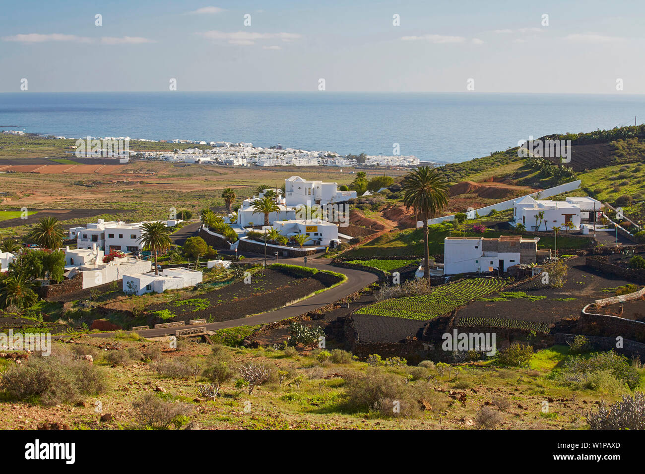 Voir à Tabayesco (devant) et Arrieta (par la mer), Lanzarote, Canaries, Islas Canarias, Spain, Europe Banque D'Images
