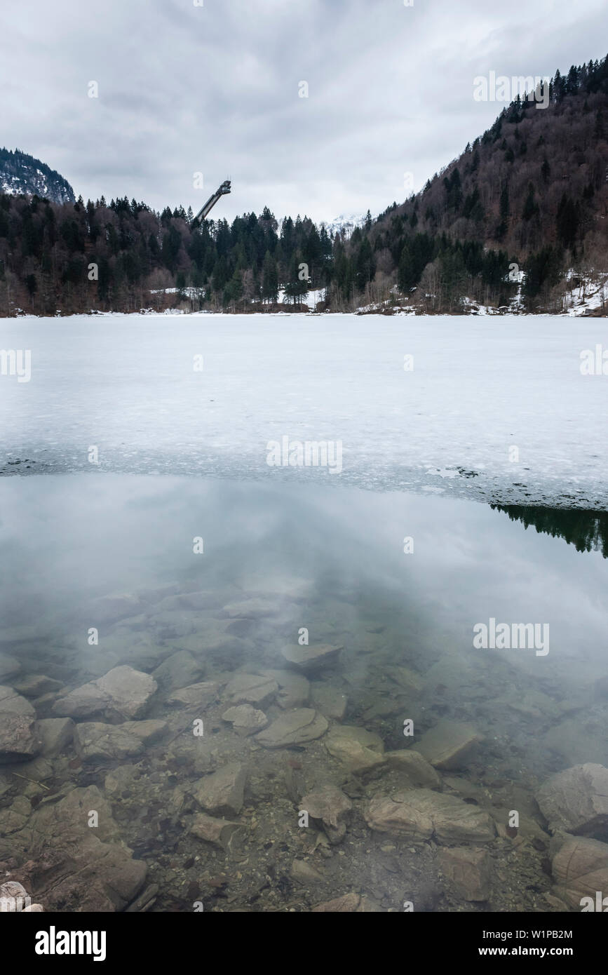 Lac Freibergsee en hiver, sports d'hiver, patinoire, Fellhorn, Oberallgaeu, Winterwanderweg, Oberstdorf, Allemagne Banque D'Images