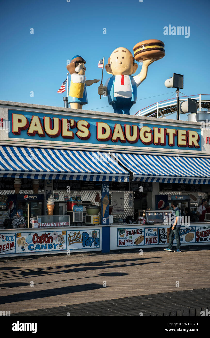 La fille de Paul à Coney Island, Brooklyn, NYC, New York City, États-Unis d'Amérique, États Unis, Amérique du Nord Banque D'Images