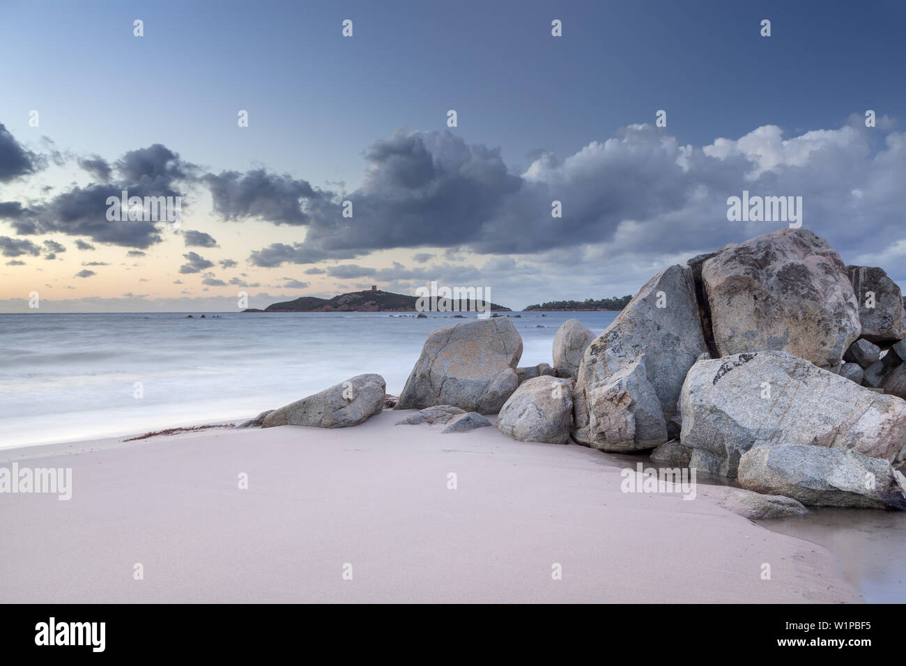 Rochers sur la plage de Pinarellu, à l'Est de la Corse, Corse, France du Sud, France, Europe du Sud, Europe Banque D'Images