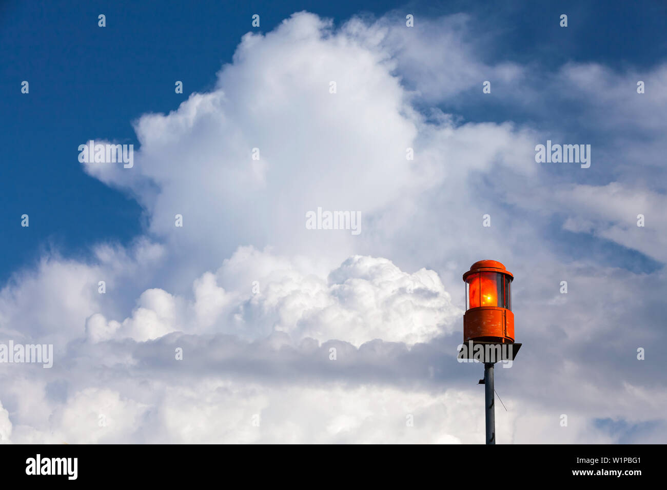Storm au Chiemsee Prien, dans derrière les nuages blancs dans le ciel bleu Banque D'Images