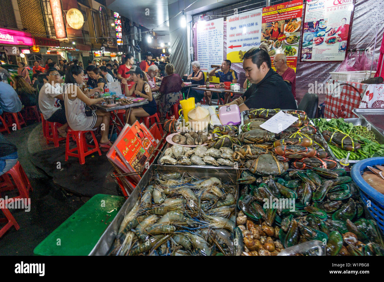 Chinatown, le marché de nuit, fruits de mer Restaurant, street food, Bangkok, Thaïlande Banque D'Images