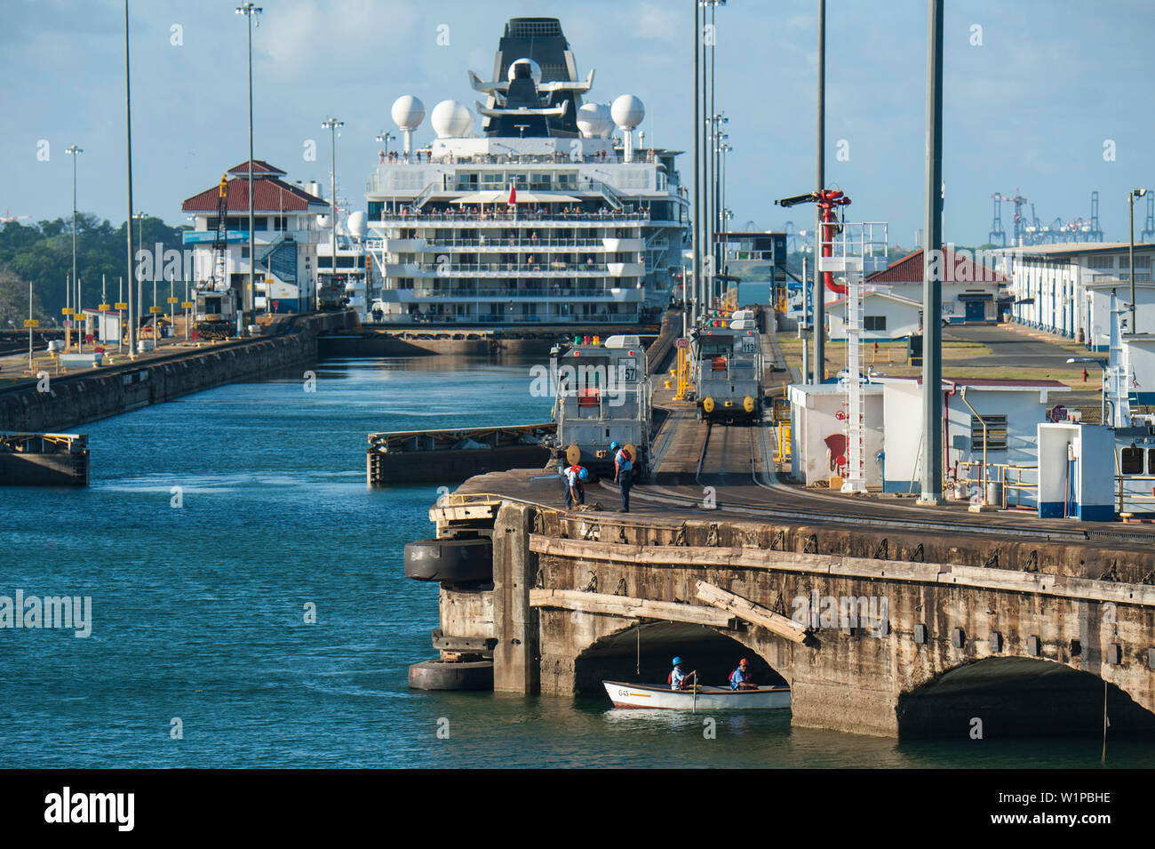 Le Celebrity Infinity (Celebrity Cruises) est progressivement abaissé à écluses de Gatun sur l'extrémité est du Canal de Panama, Cristobal, Panama, Central Amer Banque D'Images