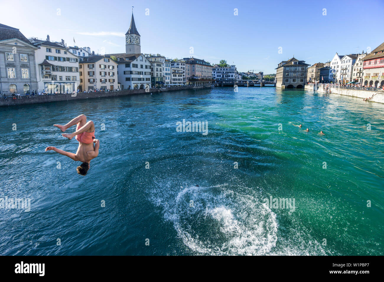 Junger Mann von Muentser Breucke springt dans Fluss Limmat, Zuerich, Schweiz Banque D'Images