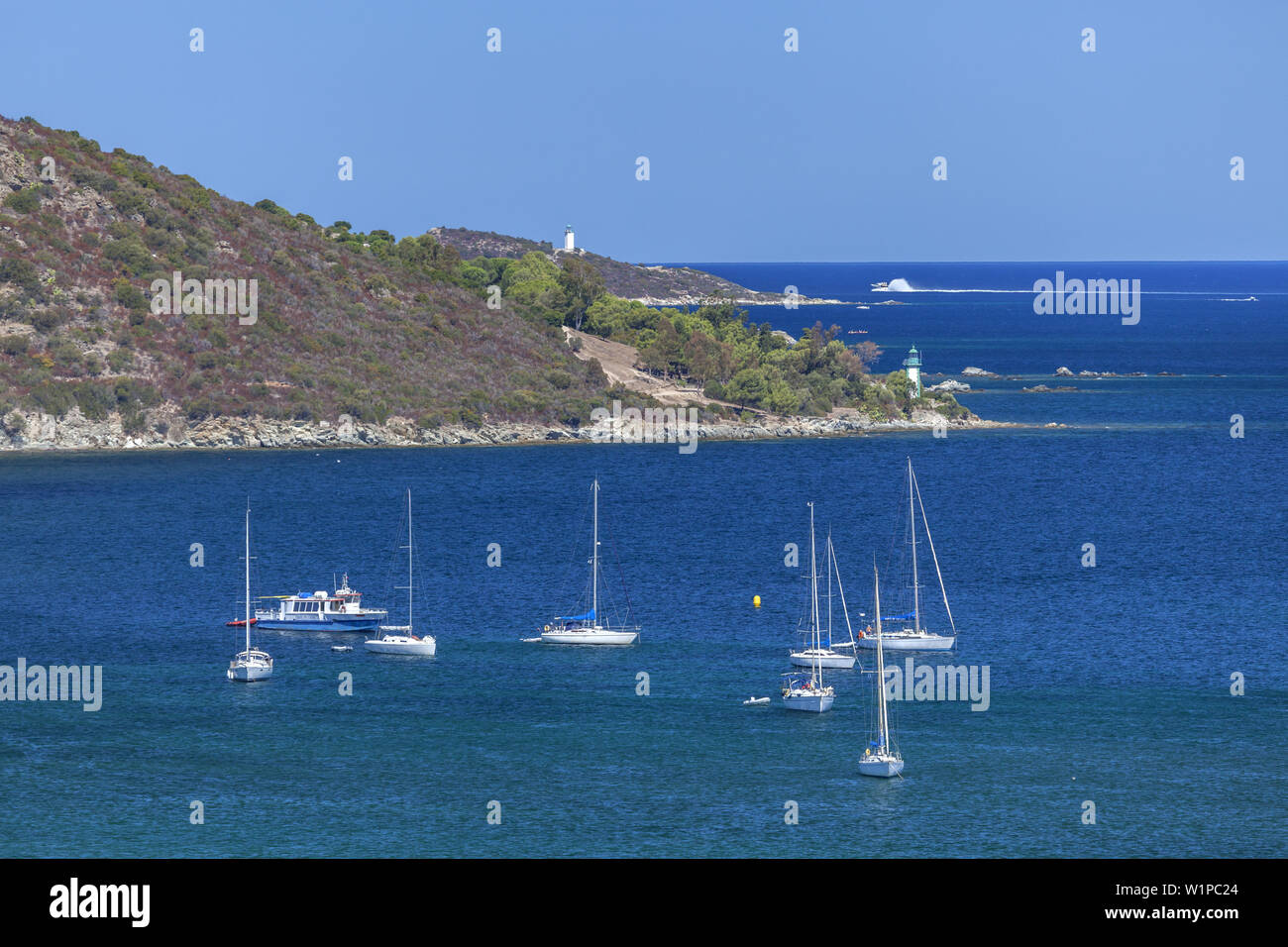 Voiliers près de Saint-Florent, dans l'arrière-plan le Désert des Agriates, Corse, sud de la France, France, Europe du Sud Banque D'Images