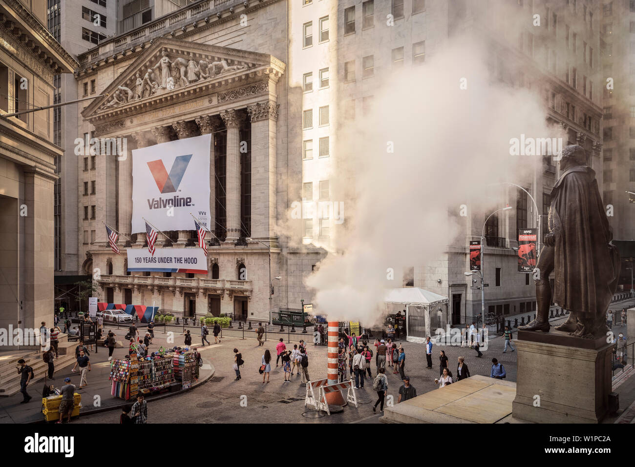 Statue de George Washington et la vue à New York Stock Exchange, la fumée s'échapper de l'underground sur Wall Street, Manhattan, NYC, New York, United Banque D'Images