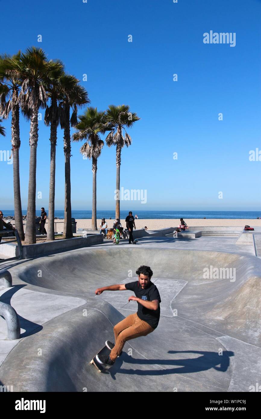 VENICE, États-unis - 6 avril 2014 : personnes visitent skate park à Venice Beach, en Californie. Venice Beach est l'un des plus populaires plages de la Comté. Banque D'Images