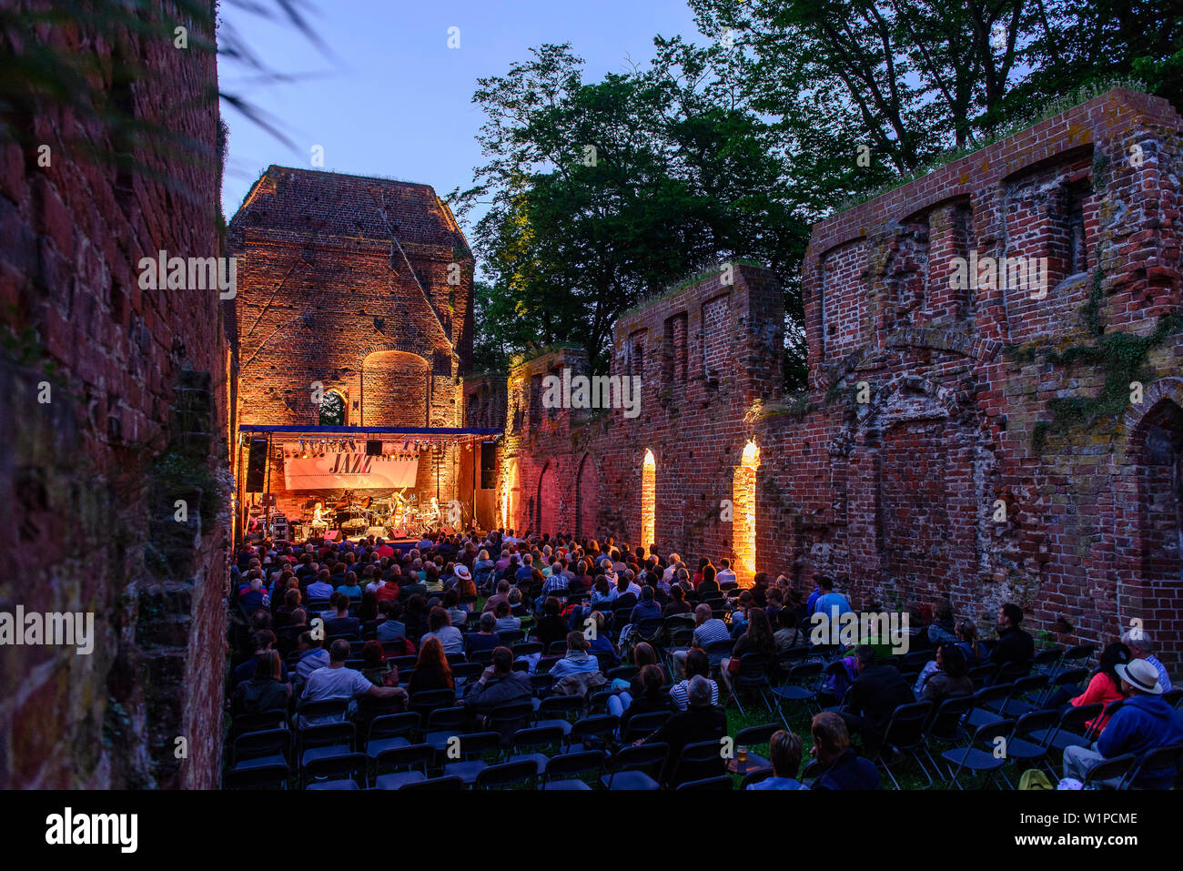 Jazzfestival Eldenaer dans les ruines de Greifswald, Eldena, Ostseeküste, Mecklembourg-Poméranie-Occidentale, Allemagne Banque D'Images
