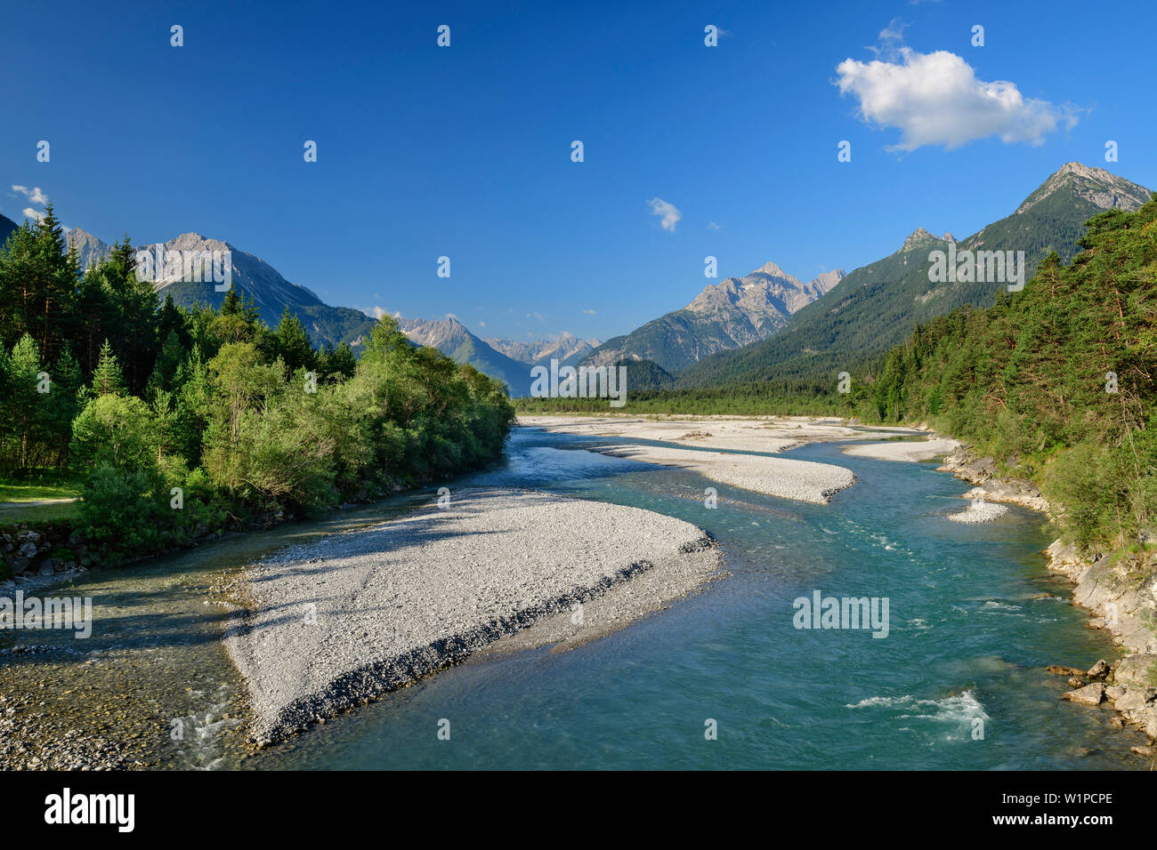 Rivière Lech et de la vallée de Lech avec Alpes de Lechtal et Alpes, Allgaeu, Forchach Lechweg, vallée de Lech, dans le Tyrol, Autriche Banque D'Images