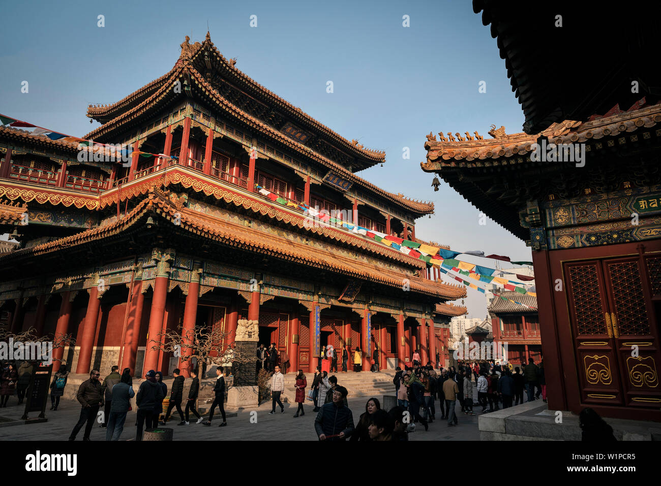 Les visiteurs du Temple de Yonghe (aka le Temple Lama), Beijing, China, Asia Banque D'Images