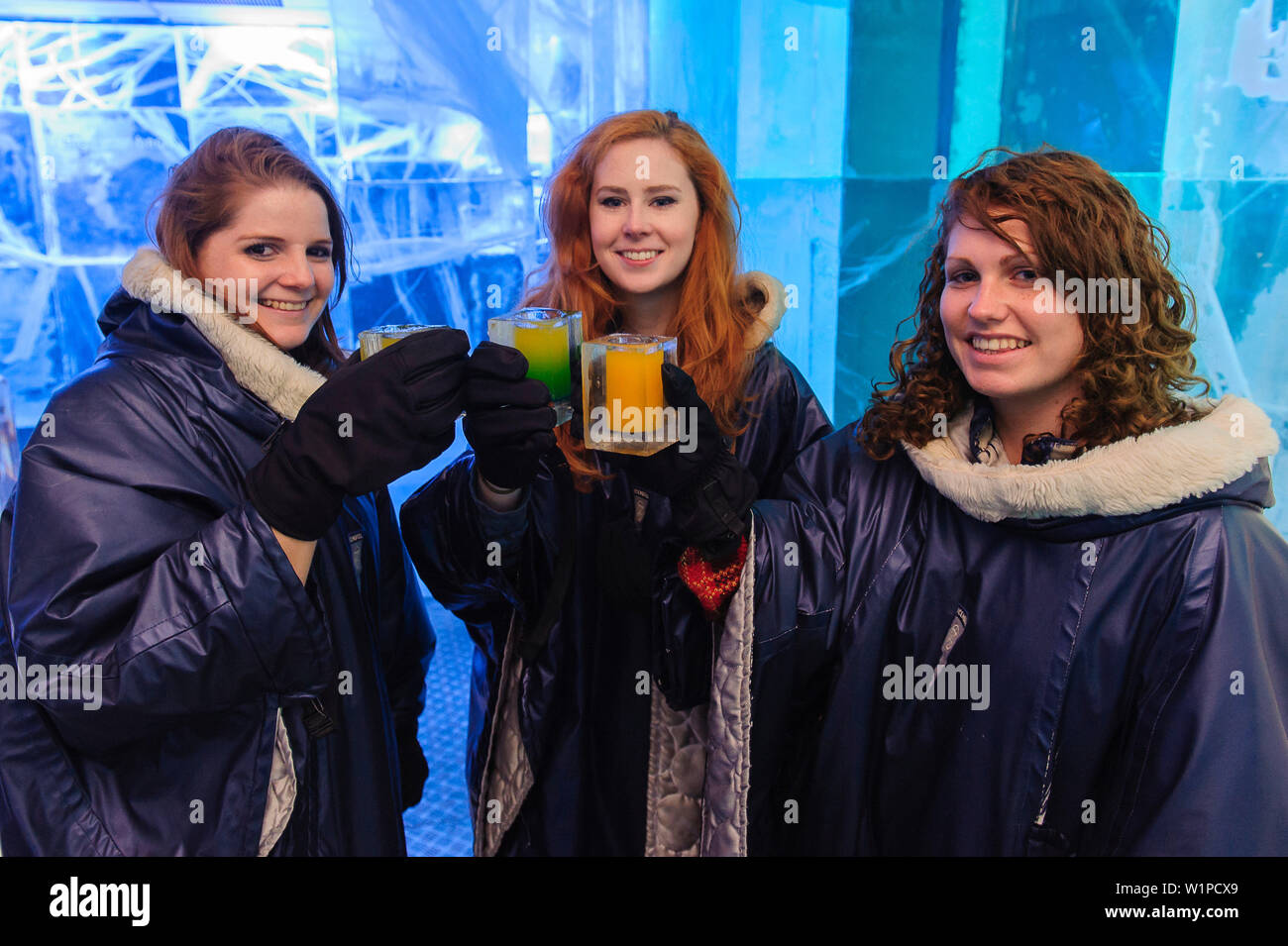 Les jeunes femmes d'Amérique latine dans l'Ice Bar absolus, Stockholm, Suède Banque D'Images