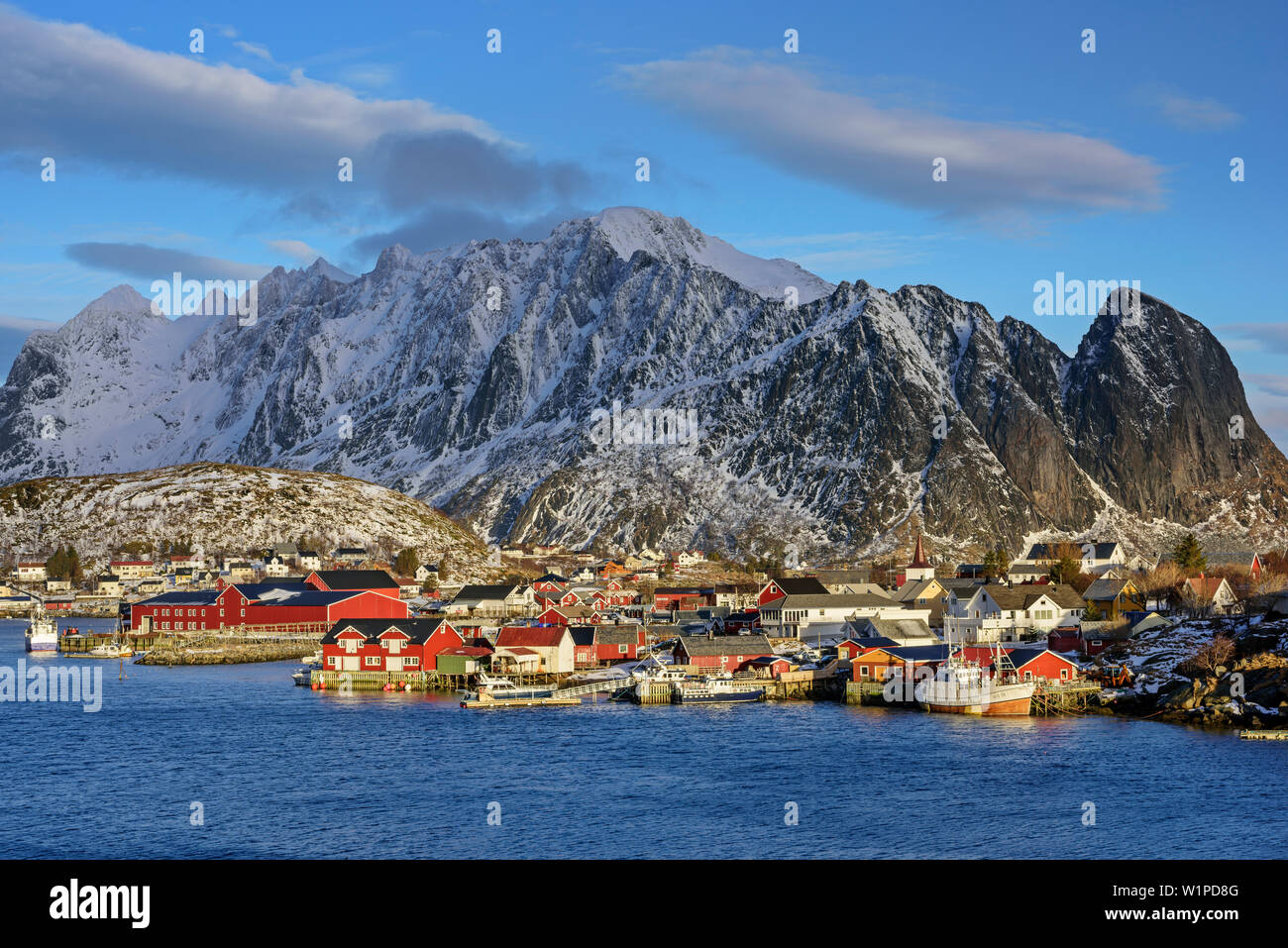 Cabines de pêcheur de reine avec montagnes en arrière-plan, Reine, Lofoten, Nordland, Norvège Banque D'Images
