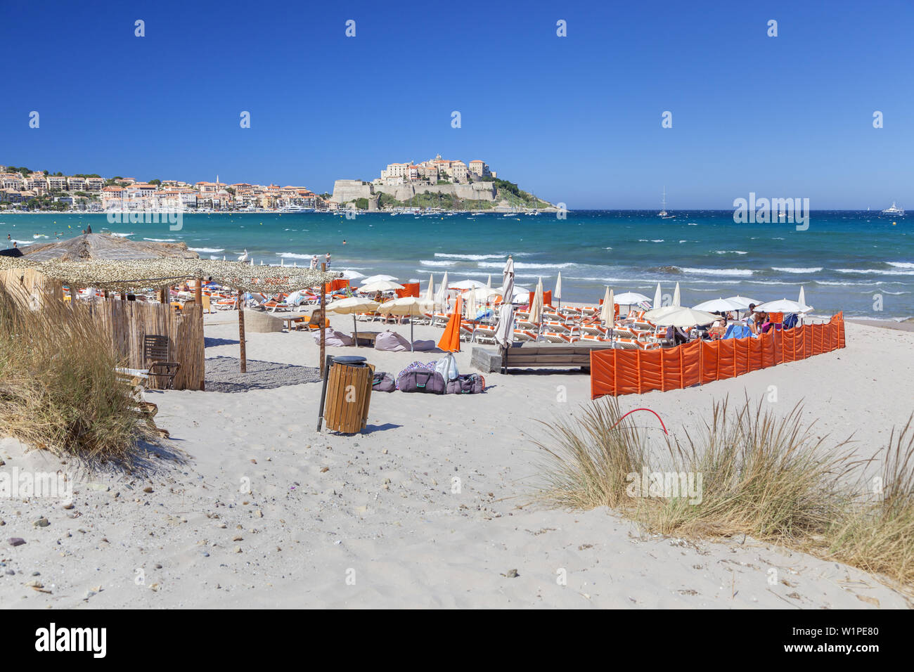 Voir à partir de la plage à la citadelle de Calvi, Corse, France du Sud, France, Europe du Sud Banque D'Images