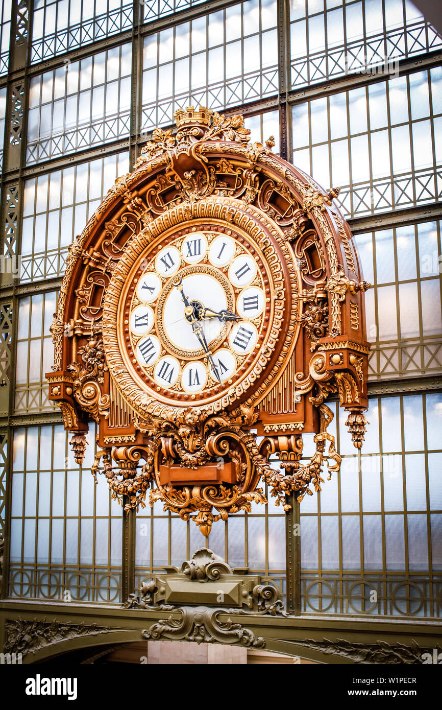 Grosse horloge dans le musée d'Orsay, Paris, France, Europe Banque D'Images