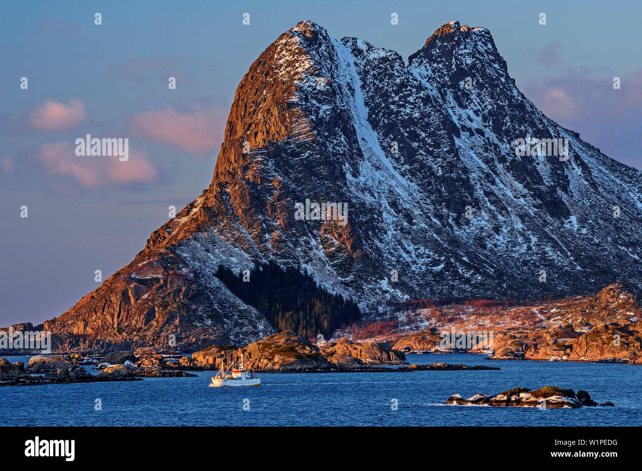 Navire naviguant en face de montagnes enneigées, Lofoten, Nordland, Norvège Banque D'Images