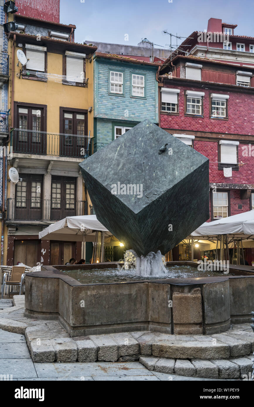 Fonte de Cubo Cubo, da Ribeira, sculpture moderne par Jose Rodrgues, la place Ribeira, Porto, Portugal Banque D'Images
