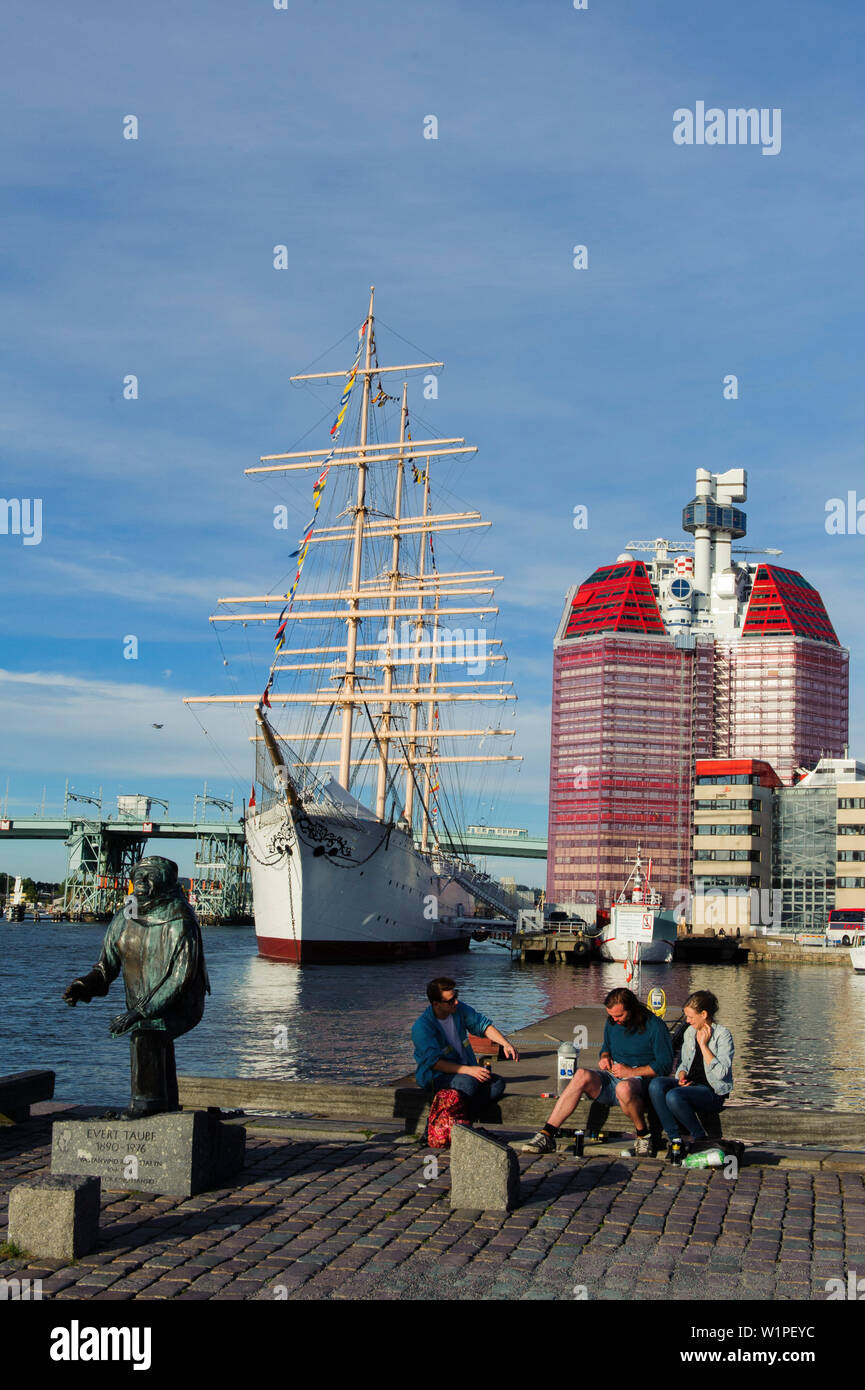 Les gens sont assis devant Viermastbark Skanskaskrapan Viking et gratte-ciel de Lilla Bommen harbour, Suède Banque D'Images