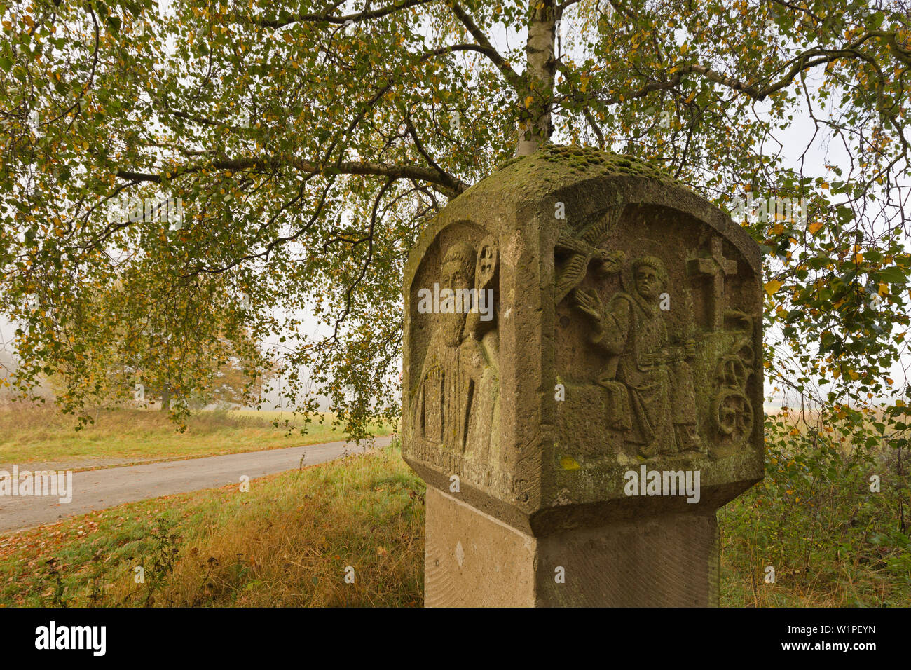 Ancien calvaire au sentier de randonnée de Laacher Kopf, près de Maria Laach, Eifel, Rhénanie-Palatinat, Allemagne Banque D'Images